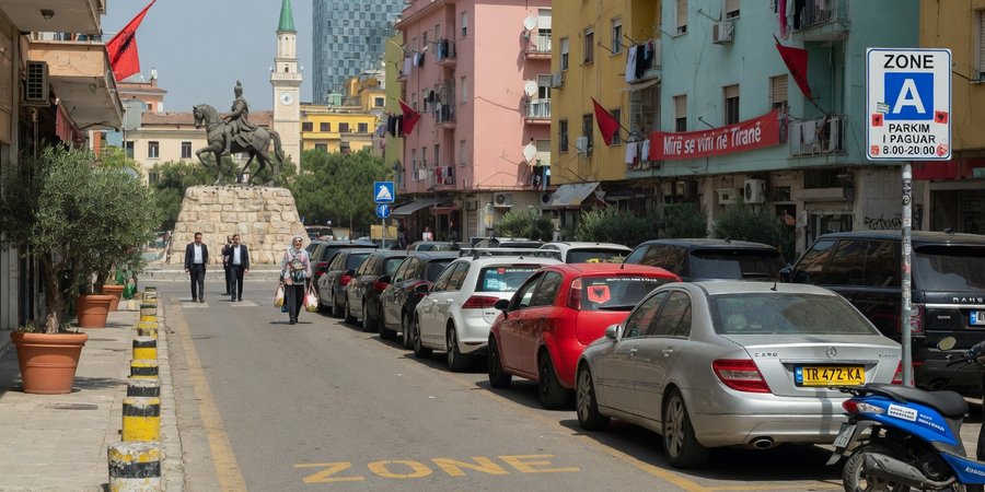 Samochody zaparkowane w strefie A na ulicy obok placu Skanderbega w centrum Tirany