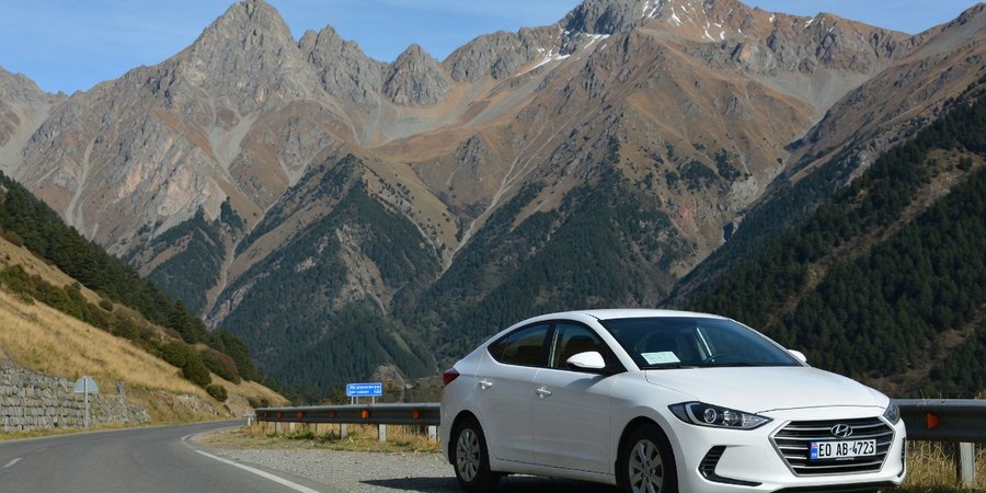 Auto z wynajmu na tle Kaukazu w Gruzji