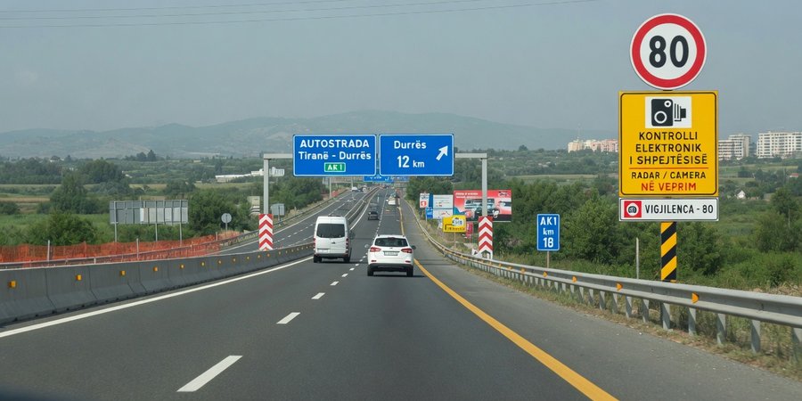 Autostrada AK1 między Tiraną a Durrës ze znakami ograniczenia prędkości i fotoradarami