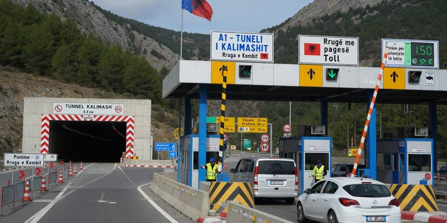 Punkt poboru opłat na albańskiej autostradzie A1 w pobliżu tunelu Kalimash