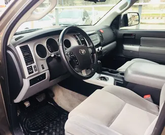Wnętrze Toyota Sequoia Ii do wynajęcia w Gruzji. Doskonały samochód 5-osobowy. ✓ Skrzynia Automatyczna.