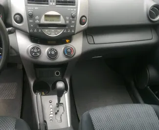 Wnętrze Toyota Rav4 do wynajęcia w Bułgarii. Doskonały samochód 5-osobowy. ✓ Skrzynia Automatyczna.