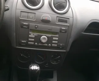 Wnętrze Ford Fiesta do wynajęcia w Bułgarii. Doskonały samochód 5-osobowy. ✓ Skrzynia Manualna.