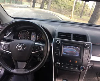 Wnętrze Toyota Camry do wynajęcia w Gruzji. Doskonały samochód 5-osobowy. ✓ Skrzynia Automatyczna.