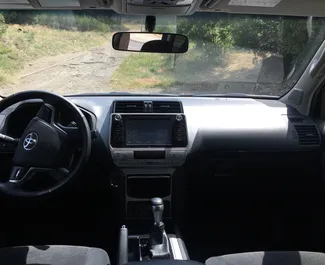 Wynajmij Toyota Land Cruiser Prado 2017 w Gruzji. Paliwo: Diesel. Moc: 250 KM ➤ Koszt od 350 GEL za dobę.