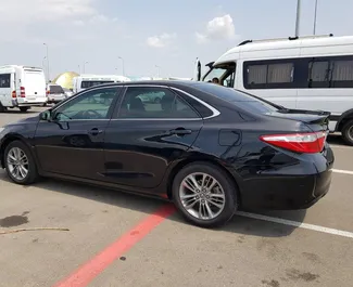 Wynajmij Toyota Camry 2016 w Gruzji. Paliwo: Benzyna. Moc: 180 KM ➤ Koszt od 120 GEL za dobę.