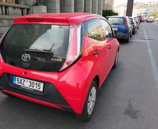Wynajmij Toyota Aygo 2021 in Czechia. Paliwo: Benzyna. Moc: 69 KM ➤ Koszt od 25 EUR za dobę.