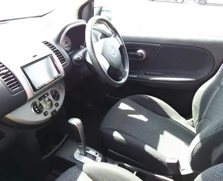 Wynajmij Nissan Note 2013 na Cyprze. Paliwo: Benzyna. Moc: 98 KM ➤ Koszt od 19 EUR za dobę.