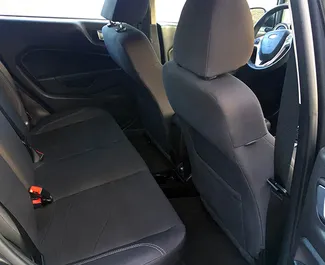 Wnętrze Ford Fiesta do wynajęcia w Gruzji. Doskonały samochód 5-osobowy. ✓ Skrzynia Automatyczna.