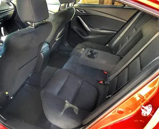 Wnętrze Mazda 6 do wynajęcia w Gruzji. Doskonały samochód 5-osobowy. ✓ Skrzynia Automatyczna.