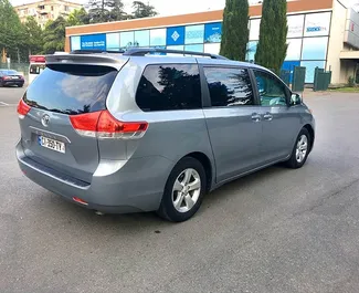 Wynajmij Toyota Sienna 2015 w Gruzji. Paliwo: Benzyna. Moc: 172 KM ➤ Koszt od 207 GEL za dobę.
