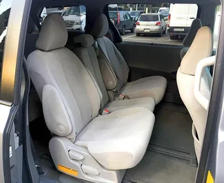 Wnętrze Toyota Sienna do wynajęcia w Gruzji. Doskonały samochód 8-osobowy. ✓ Skrzynia Automatyczna.