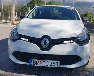 Wynajmij Renault Clio 4 2014 w Czarnogórze. Paliwo: Diesel. Moc: 75 KM ➤ Koszt od 24 EUR za dobę.