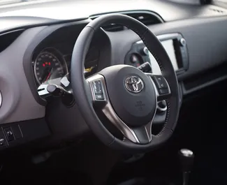Wynajmij Toyota Yaris 2017 w Czarnogórze. Paliwo: Benzyna. Moc: 100 KM ➤ Koszt od 17 EUR za dobę.