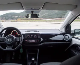 Wnętrze Volkswagen Up do wynajęcia w Czarnogórze. Doskonały samochód 4-osobowy. ✓ Skrzynia Manualna.