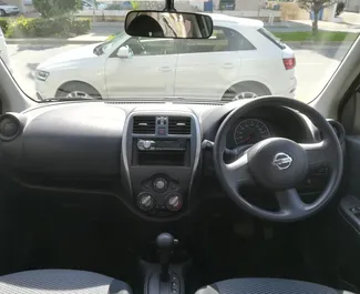 Wynajmij Nissan March 2015 na Cyprze. Paliwo: Benzyna. Moc: 79 KM ➤ Koszt od 19 EUR za dobę.