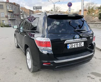 Wynajmij Toyota Highlander 2010 w Gruzji. Paliwo: Hybryda. Moc: 280 KM ➤ Koszt od 160 GEL za dobę.