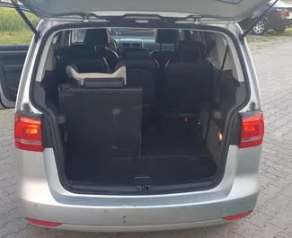 Volkswagen Touran – samochód kategorii Komfort, Minivan na wynajem w Czarnogórze ✓ Bez Depozytu ✓ Ubezpieczenie: OC, CDW, SCDW, Pasażerowie, Od Kradzieży, Zagranica.