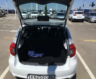 Datsun Mi-do – samochód kategorii Ekonomiczny na wynajem na Krymie ✓ Depozyt 10000 RUB ✓ Ubezpieczenie: OC, CDW, Od Kradzieży, Zagranica.