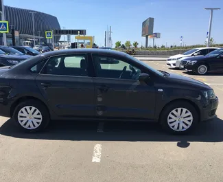 Volkswagen Polo Sedan – samochód kategorii Ekonomiczny na wynajem na Krymie ✓ Depozyt 10000 RUB ✓ Ubezpieczenie: OC, CDW, Od Kradzieży, Zagranica.