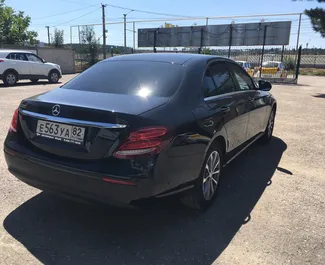 Mercedes-Benz E200 – samochód kategorii Premium na wynajem na Krymie ✓ Depozyt 30000 RUB ✓ Ubezpieczenie: OC, CDW, Od Kradzieży, Zagranica.