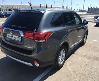 Mitsubishi Outlander 2015 do wynajęcia na lotnisku w Symferopolu. Limit przebiegu nieograniczony.