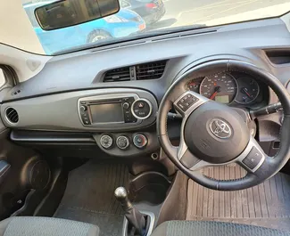 Wynajmij Toyota Yaris 2012 na Cyprze. Paliwo: Benzyna. Moc: 49 KM ➤ Koszt od 30 EUR za dobę.