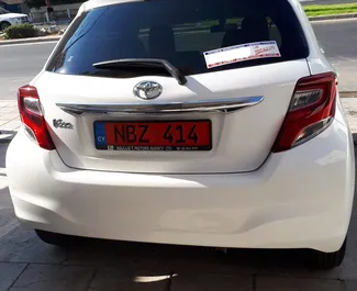 Wynajmij Toyota Vitz 2017 na Cyprze. Paliwo: Benzyna. Moc: 85 KM ➤ Koszt od 19 EUR za dobę.