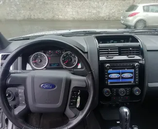 Wnętrze Ford Escape do wynajęcia w Gruzji. Doskonały samochód 5-osobowy. ✓ Skrzynia Automatyczna.