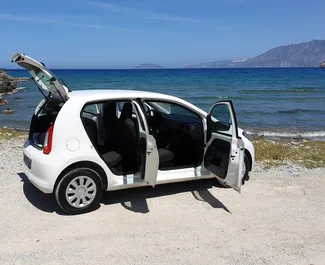 Wnętrze Skoda Citigo do wynajęcia w Grecji. Doskonały samochód 4-osobowy. ✓ Skrzynia Automatyczna.