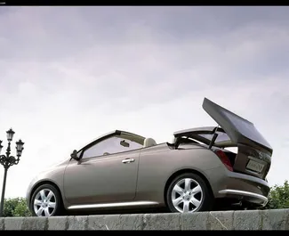 Wnętrze Nissan Micra Cabrio do wynajęcia w Grecji. Doskonały samochód 2-osobowy. ✓ Skrzynia Manualna.