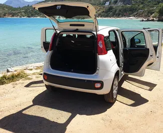 Wnętrze Fiat Panda do wynajęcia w Grecji. Doskonały samochód 5-osobowy. ✓ Skrzynia Manualna.