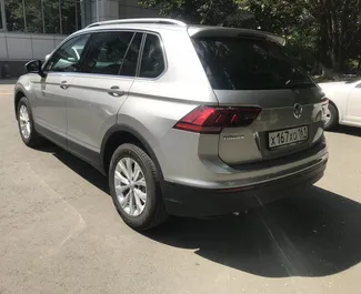 Wnętrze Volkswagen Tiguan do wynajęcia na Krymie. Doskonały samochód 5-osobowy. ✓ Skrzynia Automatyczna.