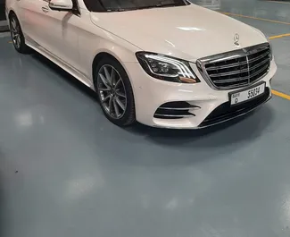 Mercedes-Benz S560 2019 do wynajęcia w Dubaju. Limit przebiegu 250 km/dzień.