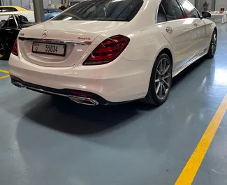 Silnik Benzyna 4,0 l – Wynajmij Mercedes-Benz S560 w Dubaju.