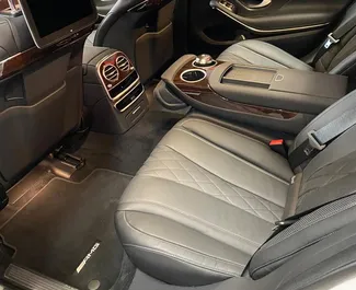 Wnętrze Mercedes-Benz S560 do wynajęcia w ZEA. Doskonały samochód 4-osobowy. ✓ Skrzynia Automatyczna.