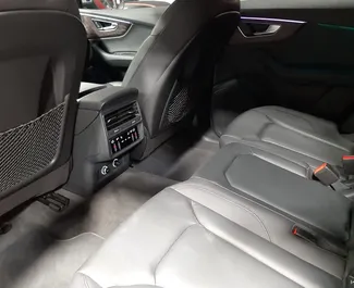 Wnętrze Audi Q8 do wynajęcia w ZEA. Doskonały samochód 5-osobowy. ✓ Skrzynia Automatyczna.