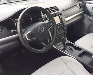 Wynajmij Toyota Camry 2015 w Gruzji. Paliwo: Benzyna. Moc: 161 KM ➤ Koszt od 152 GEL za dobę.