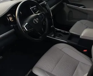 Wynajmij Toyota Camry 2015 w Gruzji. Paliwo: Benzyna. Moc: 161 KM ➤ Koszt od 152 GEL za dobę.