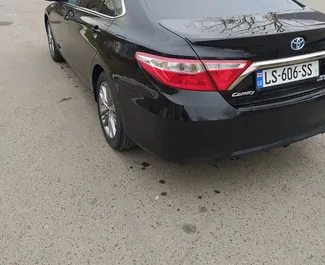 Wynajmij Toyota Camry 2017 w Gruzji. Paliwo: Hybryda. Moc: 195 KM ➤ Koszt od 140 GEL za dobę.