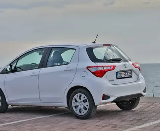 Toyota Yaris 2019 do wynajęcia w Budvie. Limit przebiegu 200 km/dzień.