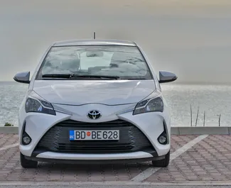 Wynajmij Toyota Yaris 2019 w Czarnogórze. Paliwo: Benzyna. Moc: 110 KM ➤ Koszt od 30 EUR za dobę.