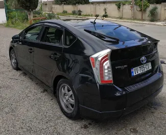 Wynajmij Toyota Prius 2012 w Gruzji. Paliwo: Hybryda. Moc: 134 KM ➤ Koszt od 66 GEL za dobę.