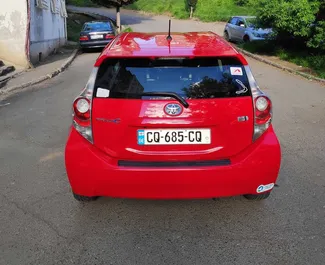 Wynajmij Toyota Prius C 2013 w Gruzji. Paliwo: Hybryda. Moc: 73 KM ➤ Koszt od 65 GEL za dobę.