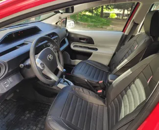 Toyota Prius C – samochód kategorii Ekonomiczny, Komfort na wynajem w Gruzji ✓ Bez Depozytu ✓ Ubezpieczenie: OC, CDW, FDW, Pasażerowie, Od Kradzieży.