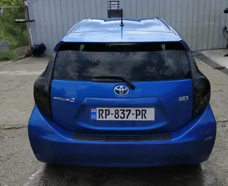 Wynajmij Toyota Prius C 2013 w Gruzji. Paliwo: Hybryda. Moc: 73 KM ➤ Koszt od 63 GEL za dobę.