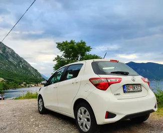 Wynajmij Toyota Yaris 2020 w Czarnogórze. Paliwo: Benzyna. Moc: 82 KM ➤ Koszt od 25 EUR za dobę.