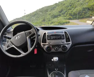Wynajmij Hyundai i20 2013 w Czarnogórze. Paliwo: Benzyna. Moc: 74 KM ➤ Koszt od 33 EUR za dobę.