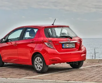 Wynajmij Toyota Yaris 2013 w Czarnogórze. Paliwo: Benzyna. Moc: 80 KM ➤ Koszt od 20 EUR za dobę.