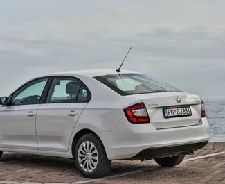 Wynajmij Skoda Rapid 2019 w Czarnogórze. Paliwo: Benzyna. Moc: 110 KM ➤ Koszt od 25 EUR za dobę.